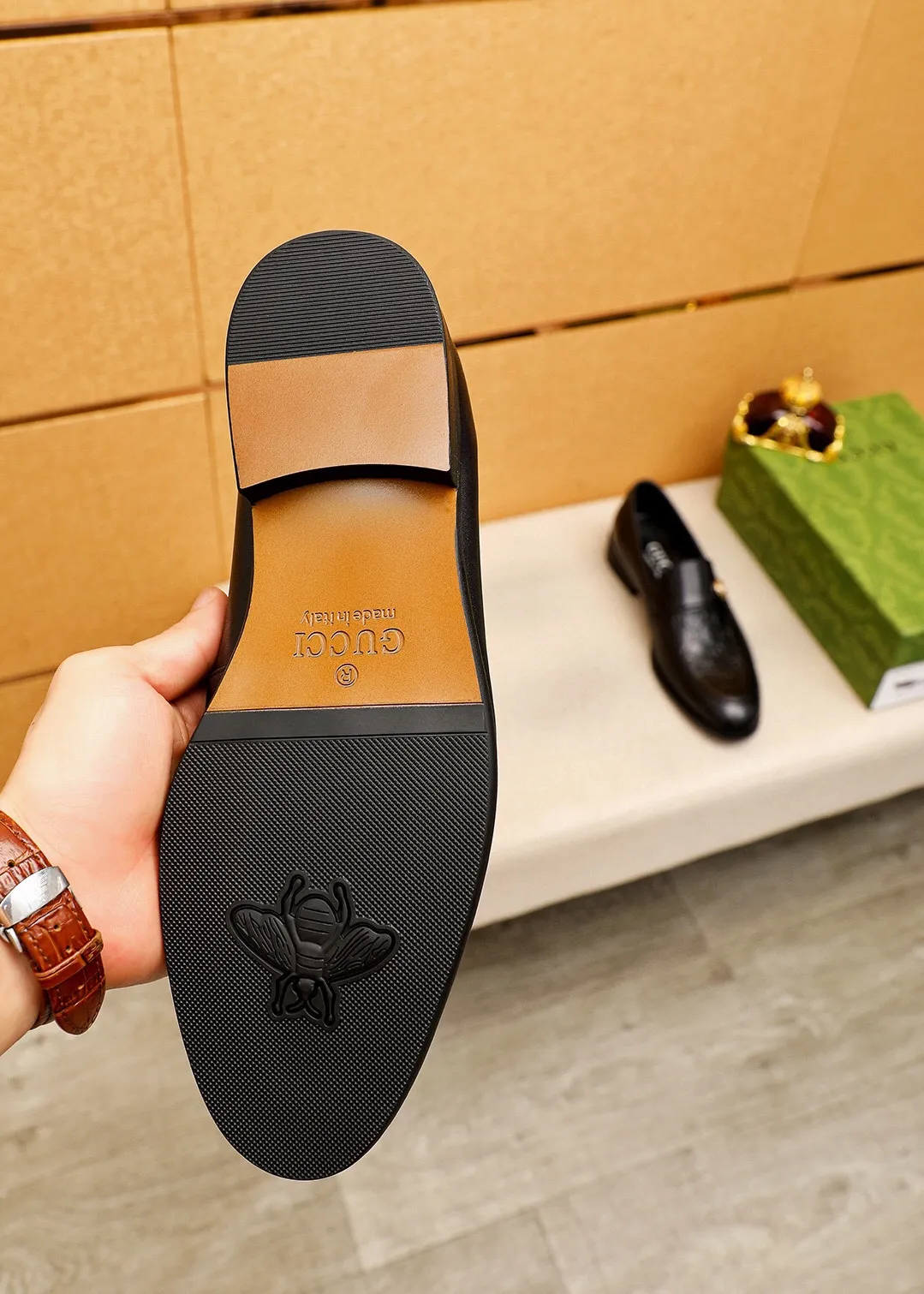 Men's shoes 💰400 💐 Product trademark: GUCCI "Gucci" casual leather shoes Regular size: 39-44 (38.45.46🉑️Customized) Product materials: Selected imported first-layer calfskin embossed upper + luxury hardware buckle, imported 🐑 sheepskin lining. Strong three-dimensional visual effect, original combination outsole Color: 1⃣️color optional